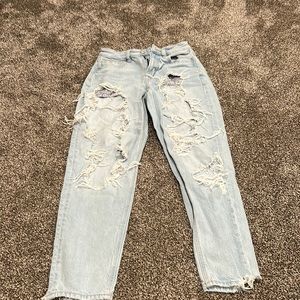 Light wash American Eagle mom jeans